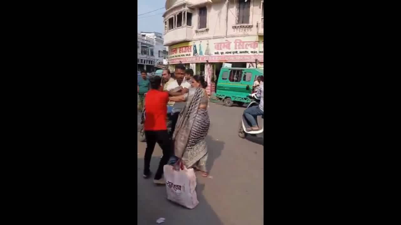 caught on camera: lucknow e-rickshaw driver, woman fight ‘over fare’