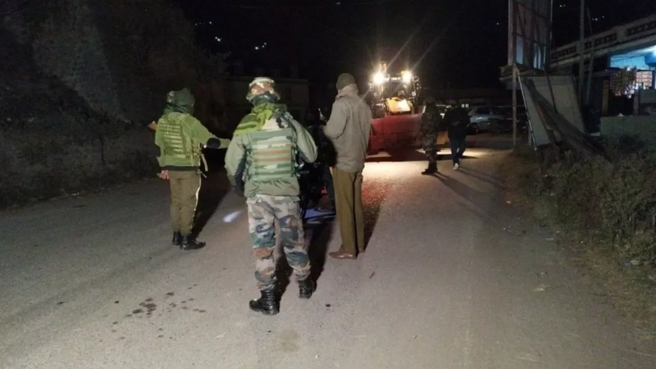 2 jawans, 2 army porters killed in terror attack  in gulmarg, 3rd attack in one week - 10 points