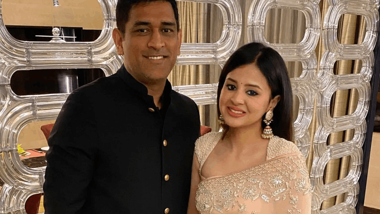 tumko kuch nahi pata: when ms dhoni got lecture on stumping rules from wife sakshi - watch