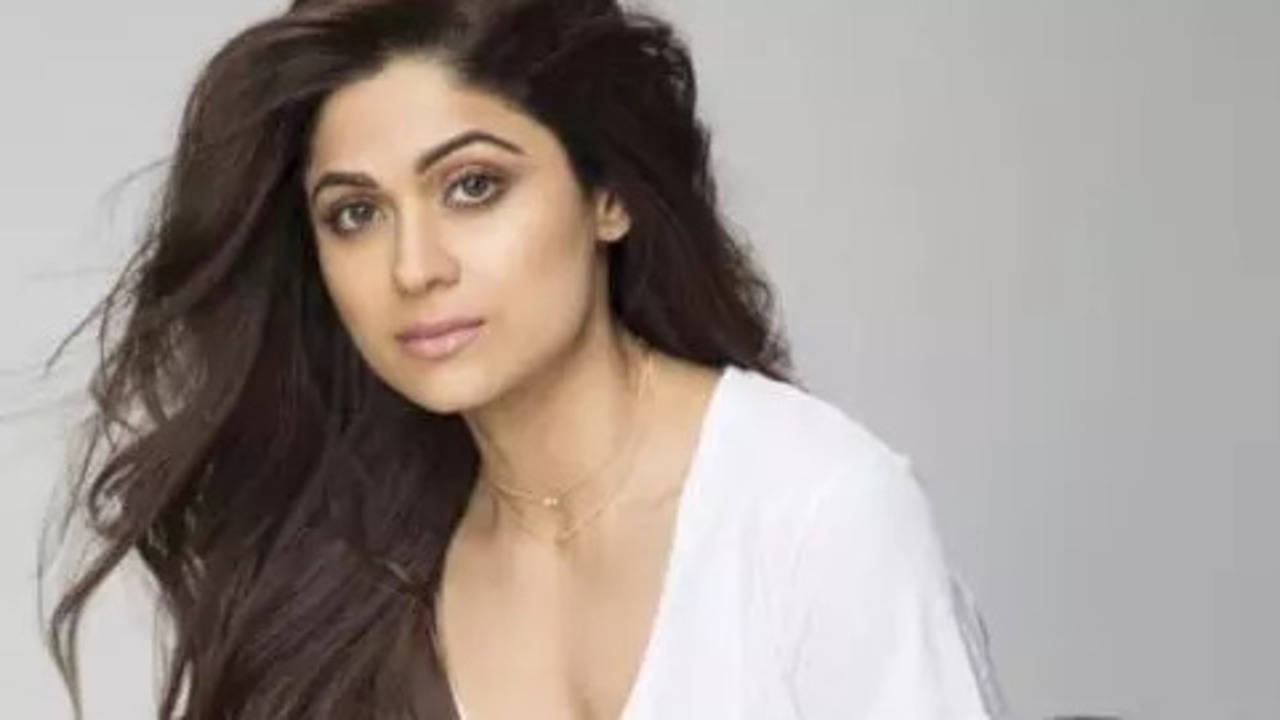 shamita shetty slams indigo for offloading her bags without informing, airline blames her