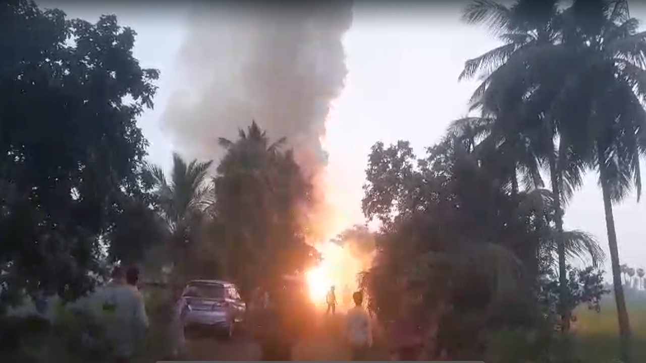 2 dead, 5 injured after massive fire breaks out in cracker factory in andhra pradesh's east godavari - video