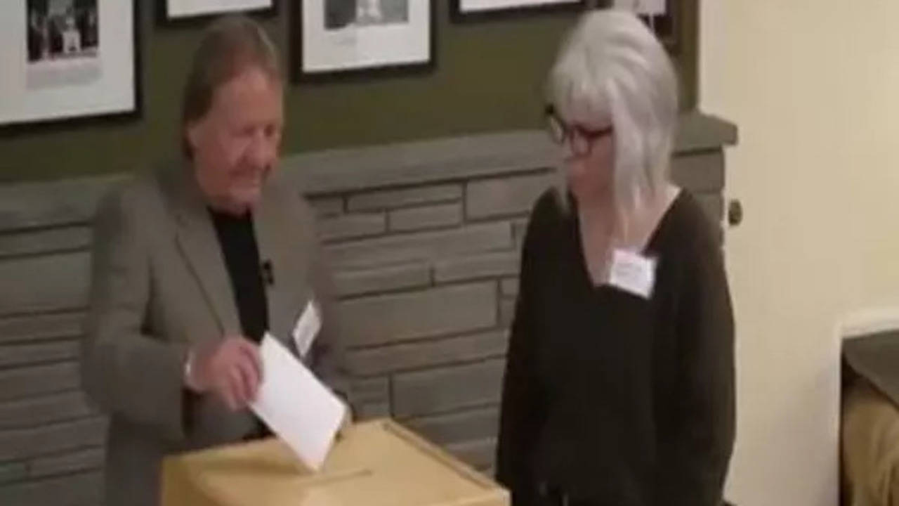 us election 2024: first ballot cast in new hampshire's dixville notch