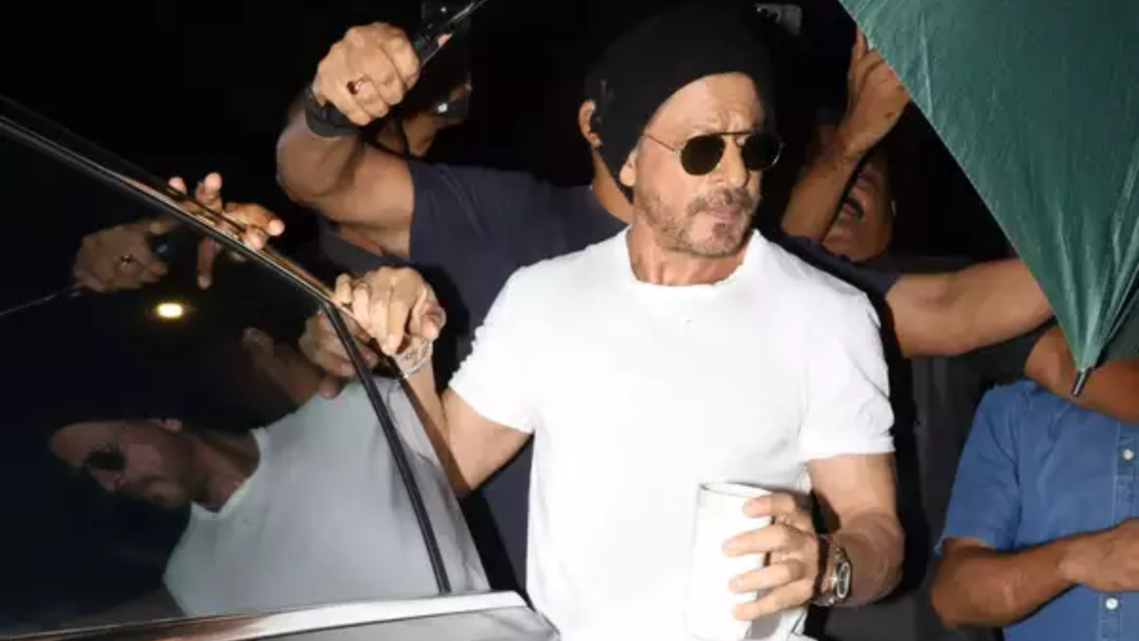 shah rukh khan spotted outside dubbing studio hours before receiving death threat