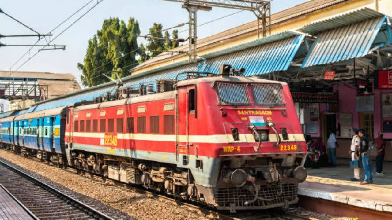 coaches of secundrabad shalimar sf express derail near howrah, casualties updates