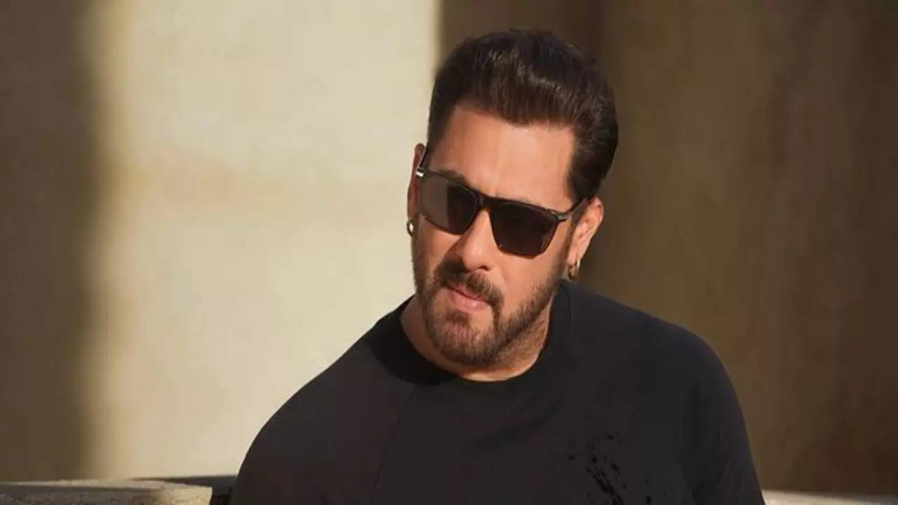 salman khan all smiles in new bts pic from sikandar's hyderabad shoot amid death threats from lawrence bishnoi. see inside