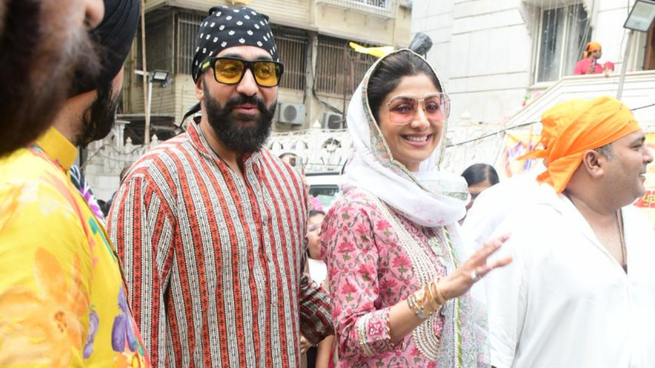 shilpa shetty's easy-breezy printed kurta set for gurudwara visit is perfect for casual day out in the city