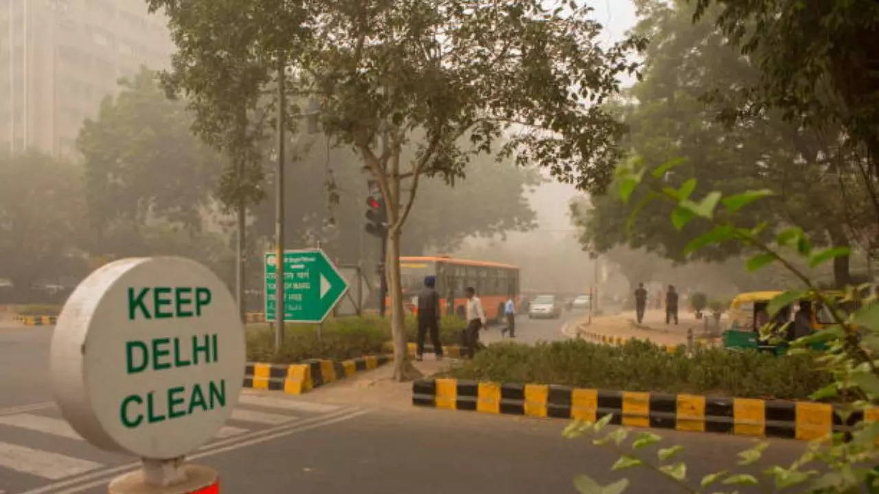 delhi chokes under smog as aqi remains in the 'severe' category, imd issues fog alert