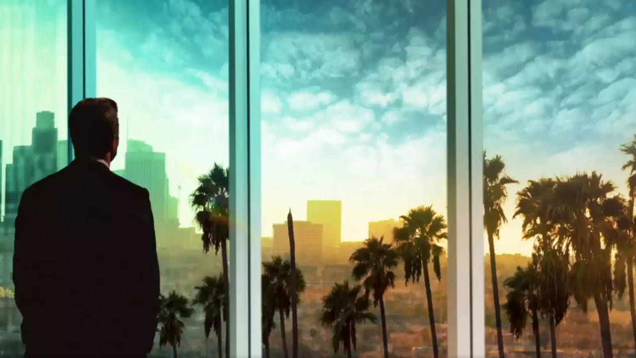 suits la teaser stephen amell starrer debuts first look with palm trees and sunny skies will premiere on this date