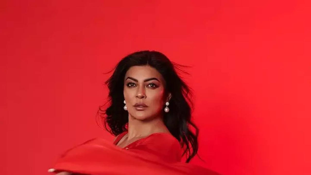 sushmita sen takes internet back to main hoon na era with stunning saree pics