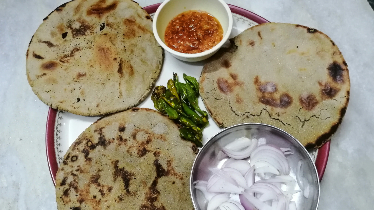 rajasthani bajra roti served with lehsun chutney for a wholesome millet breakfast