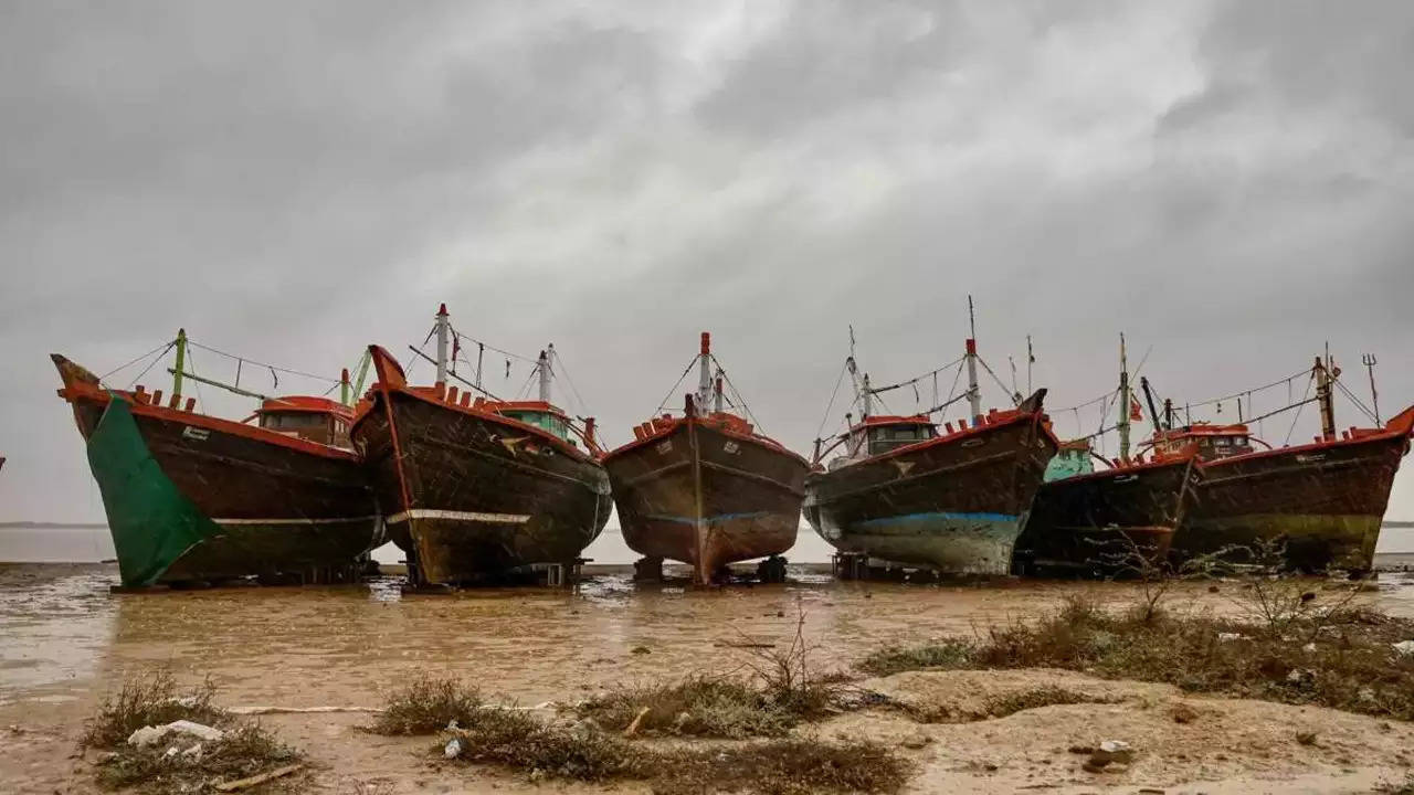 cyclone fengal to make landfall near puducherry today with wind speed upto 90 kmph