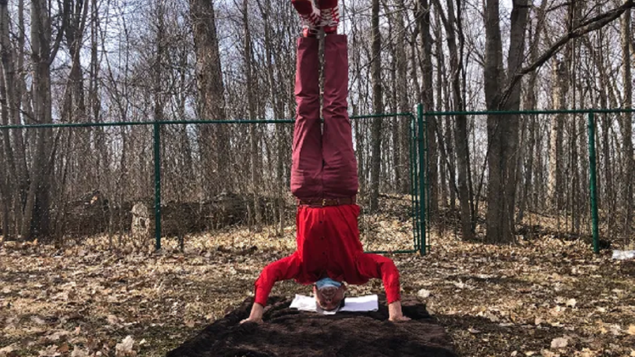 Guinness World Record: 75-year-old performs headstand successfully, becomes oldest man in the world to do so