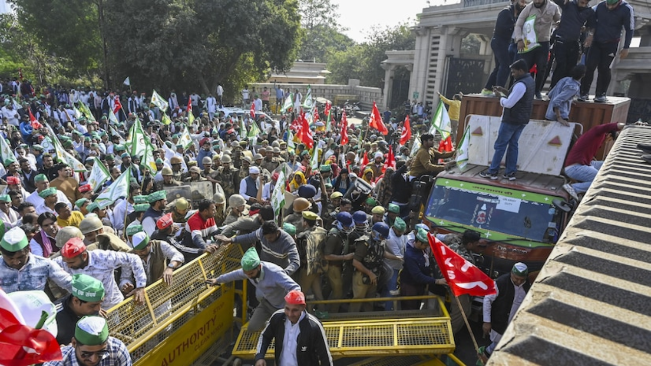 'dilli humse dur nahi': protesting farmers issue one week ultimatum to centre to accept demands