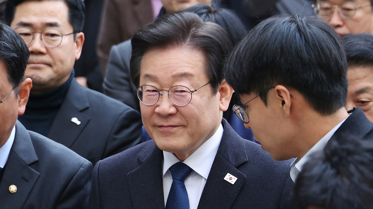 South Korea Opposition Leader Climbs Fences To Enter Parliament Amid Martial Law | WATCH